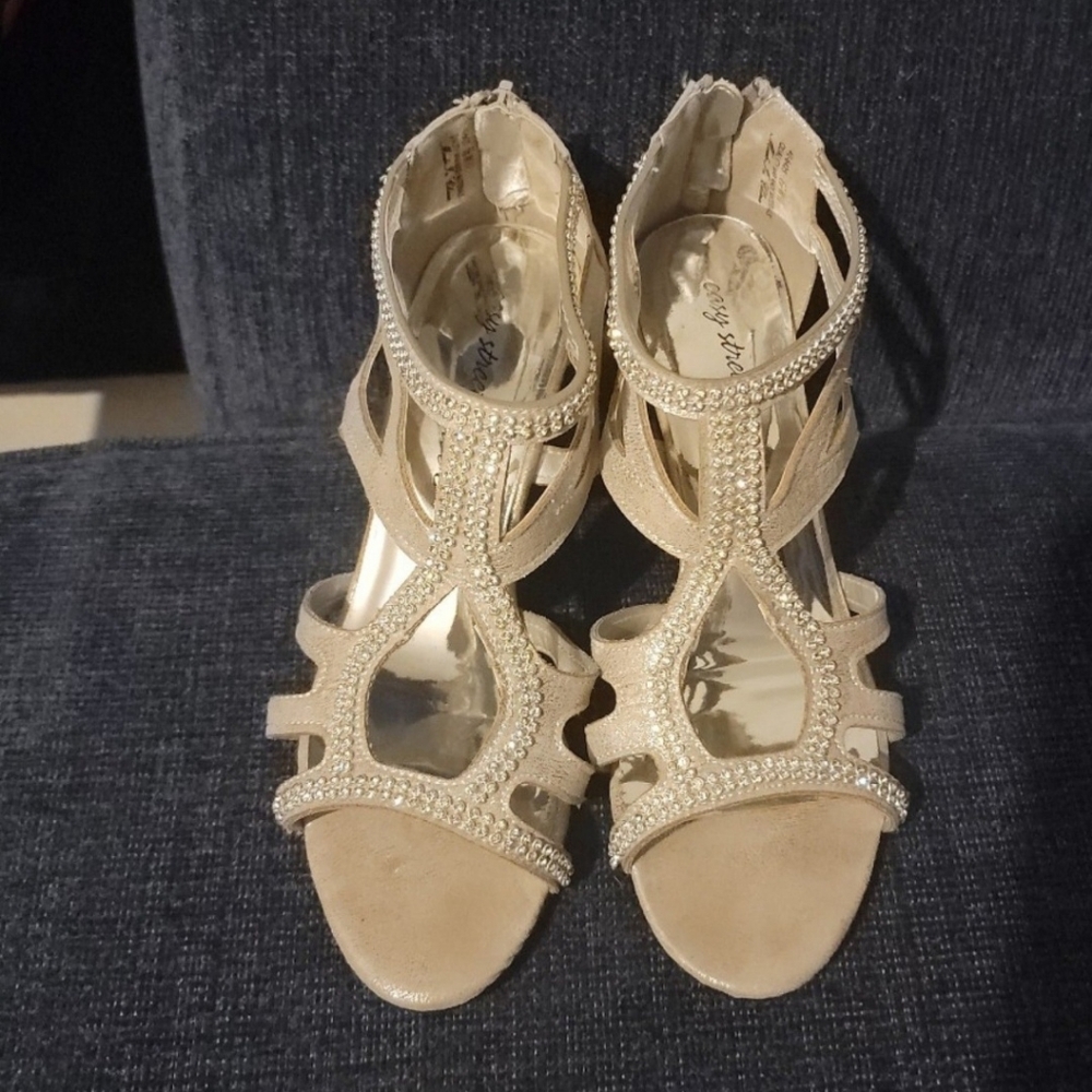 Easy Street Shoes‎ silver flattery heels size 6.5